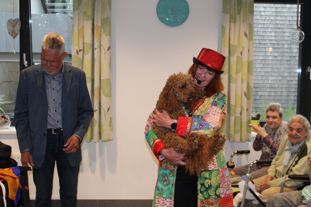 unterstützte die Zauberin bei ihren Tricks,...