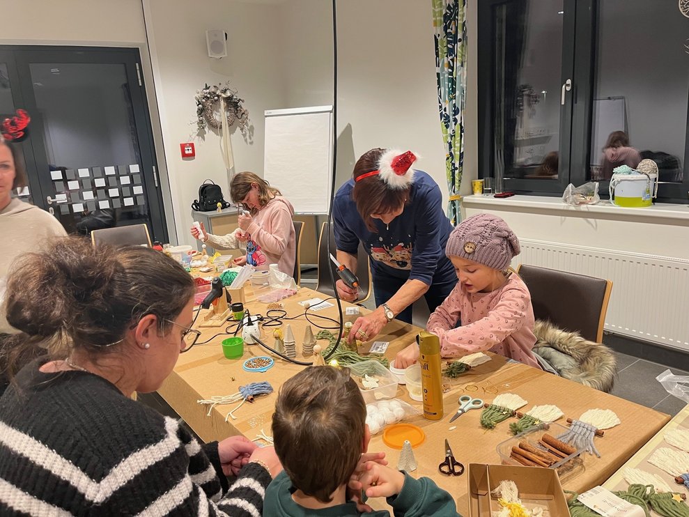 Kinder basteln im PBZ