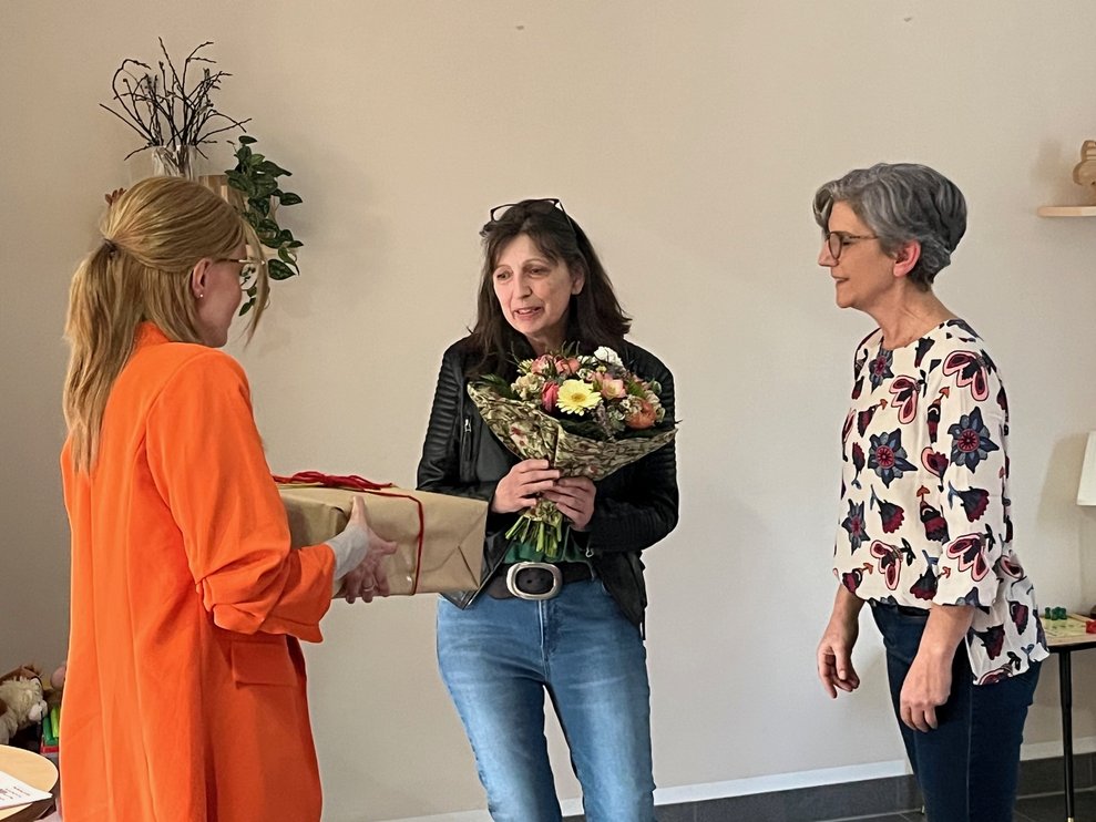 sowie Geschenke, im Namen des ganzen Hauses, überreicht.