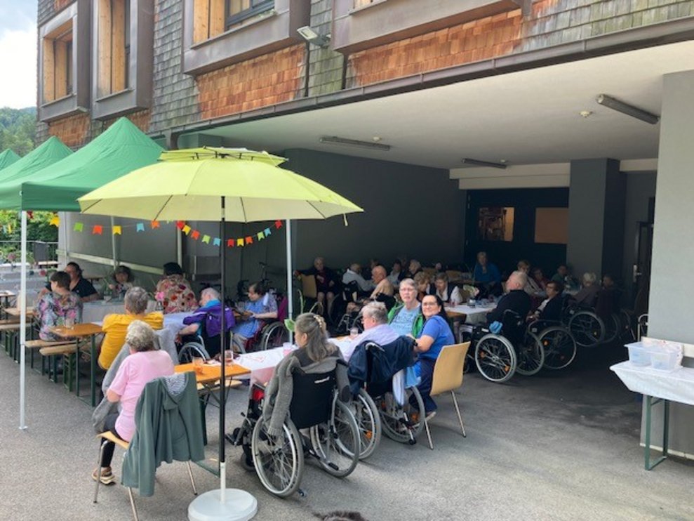 Unsere Bewohnerinnen und Bewohner versammelten sich zahlreich...