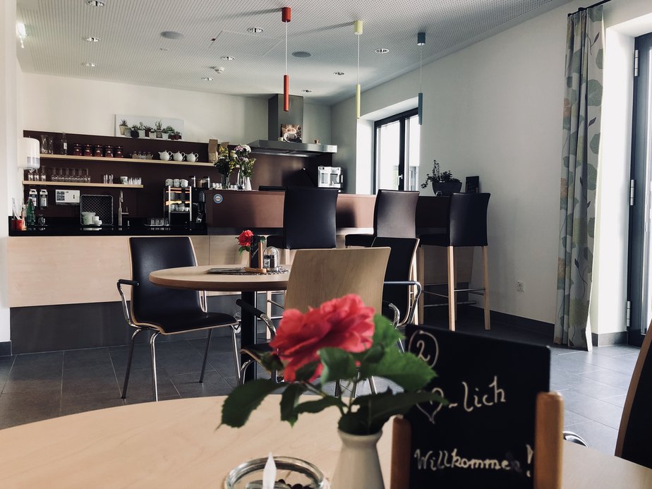 Tische und Sessel im Kaffeehaus.