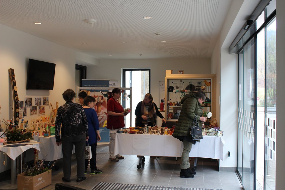 Neben vielen Besuchern und Besucherinnen...