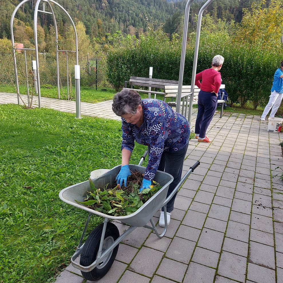 BewohnerInnen mit Blumen