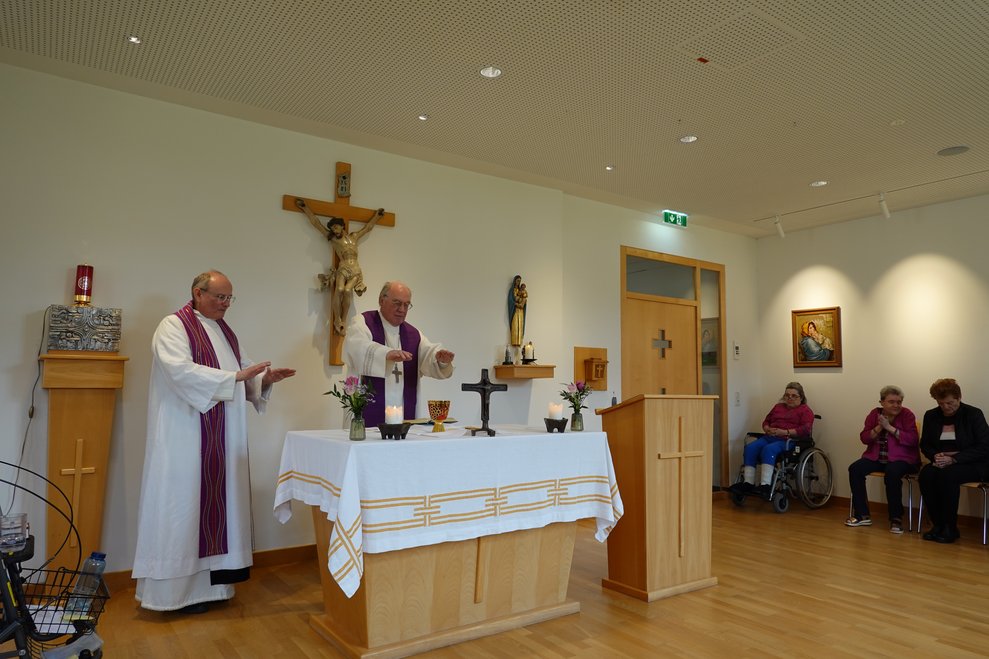 Bischof Schwarz und Dechant Pirngruber halten gemeinsam die Messe.