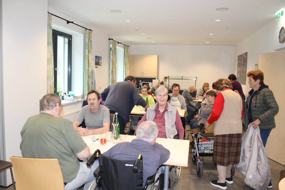 Bewohnerinnen und Bewohner zusammen...