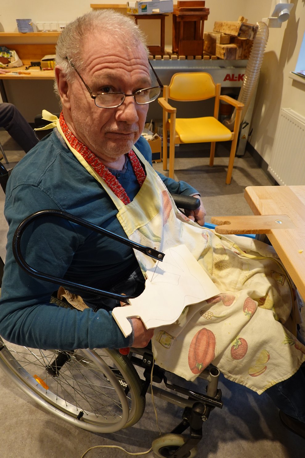 Bewohner macht Laubsägearbeiten