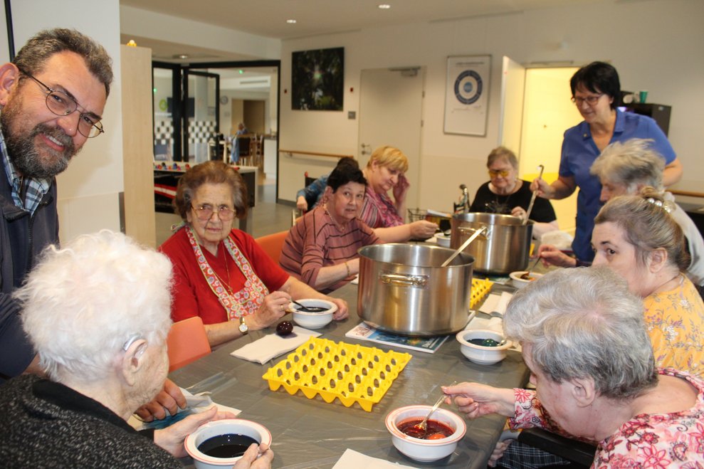 Auch beim Ostereier färben kamen unsere Bewohnerinnen und Bewohner...