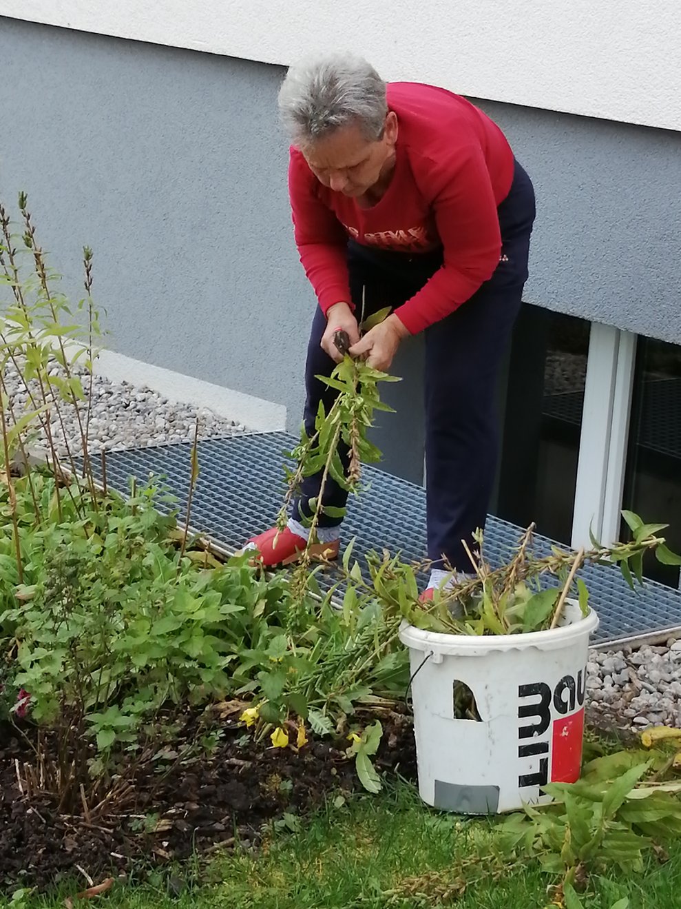 BewohnerInnen mit Blumen