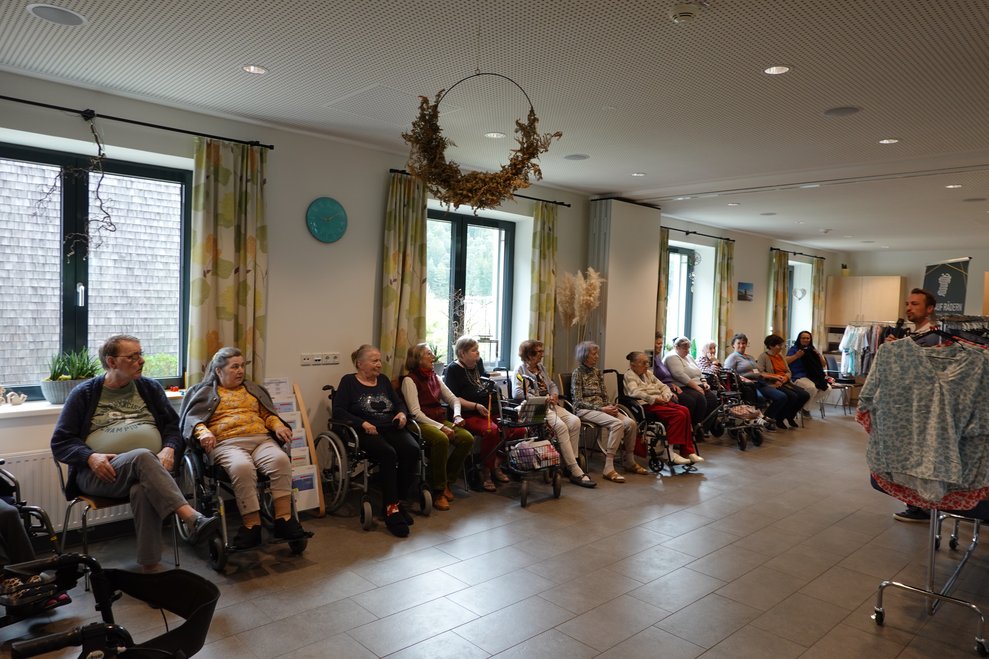 Bewohnerinnen und Bewohner warten gespannt auf die Modenschau