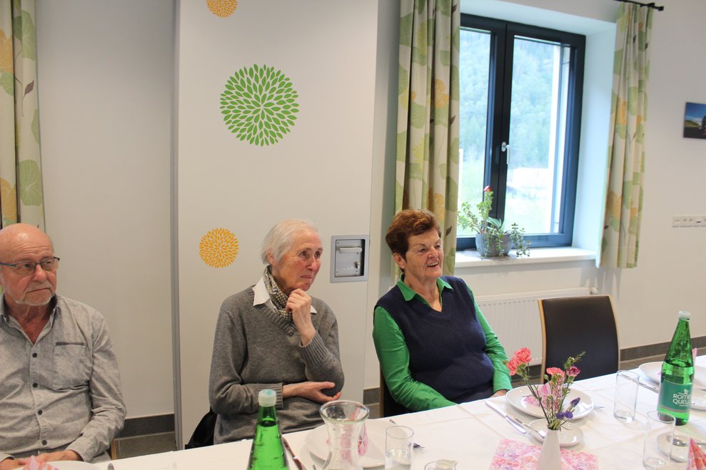 interessiert lauschten.