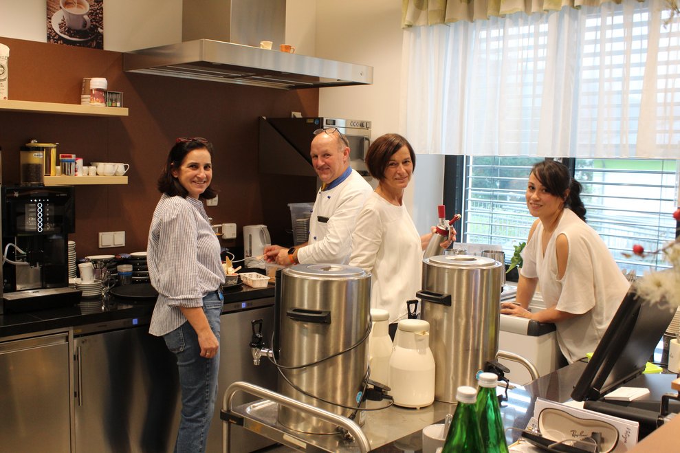 arbeitete mit der Alltagsbegleitung und dem Küchenchef eng zusammen...