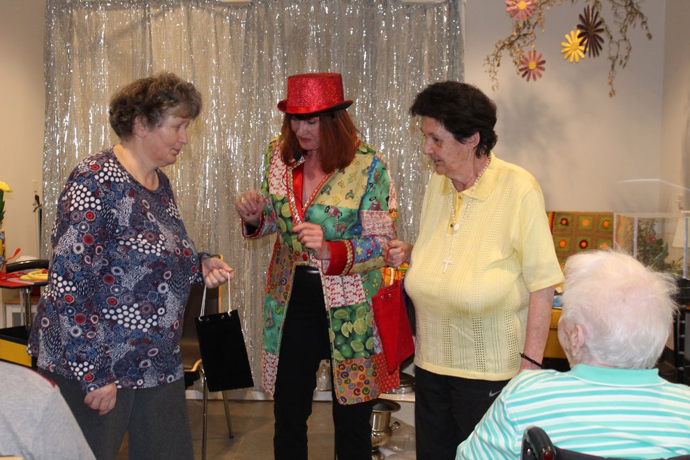 Das Publikum wurde auch in die Tricks mit eingebunden,...