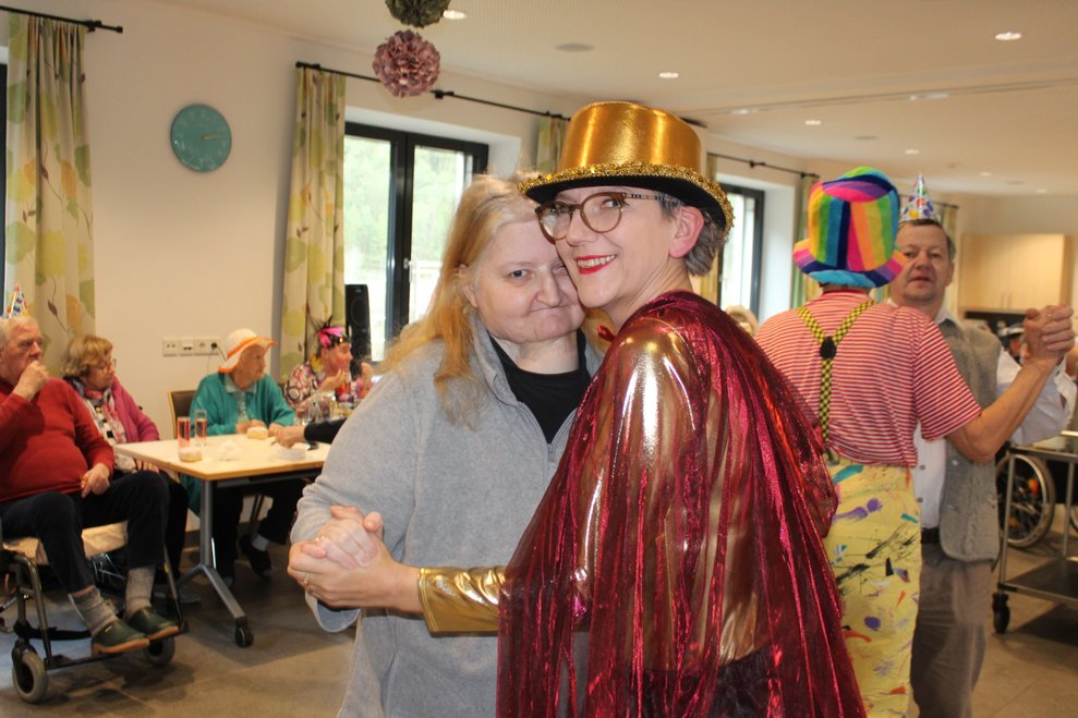 Während sich unsere Direktorin auf der Tanzfläche austobte,...