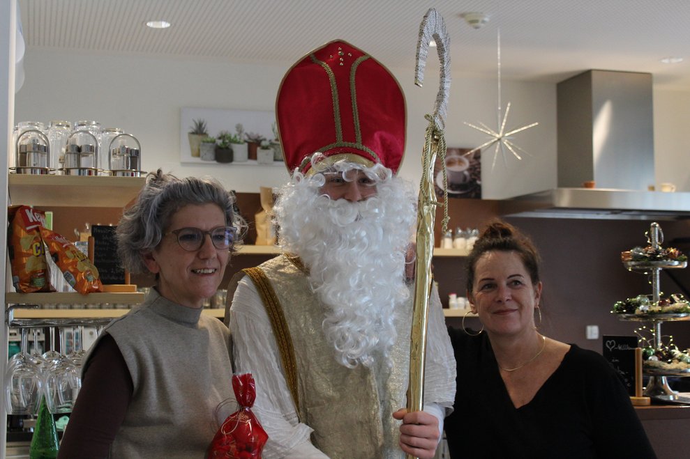 Sobald er erblickt wurde, nahm ihn unsere Direktorin in Empfang.