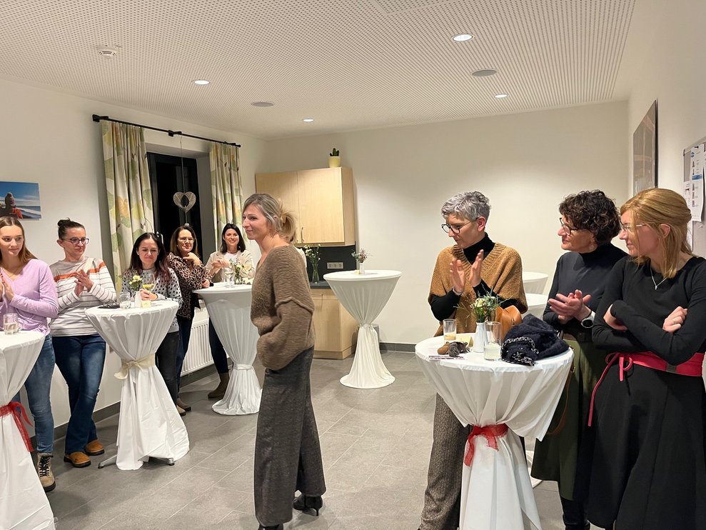 Model präsentiert sich den Gästen