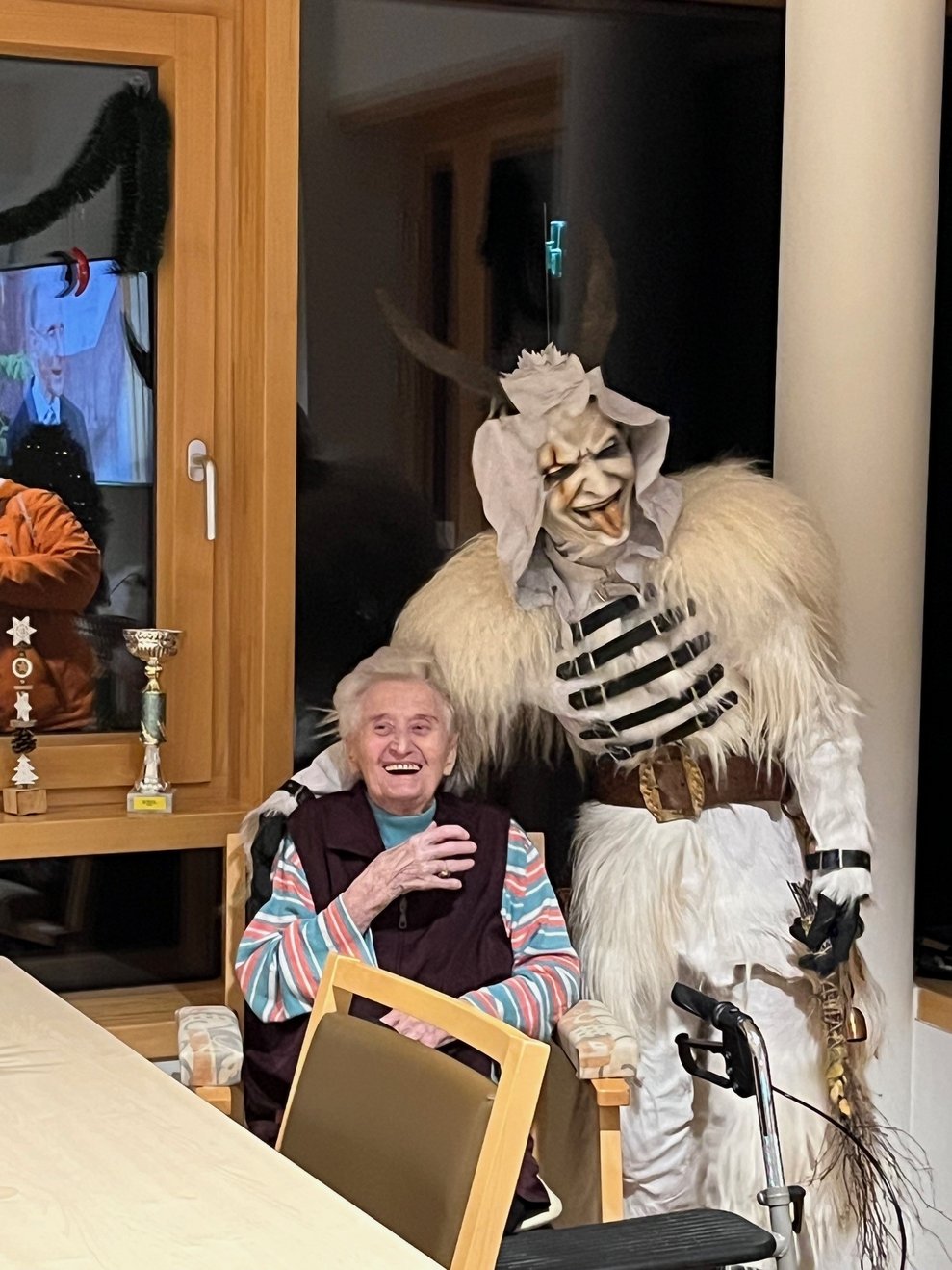 Percht umarmt eine unserer Bewohnerinnen