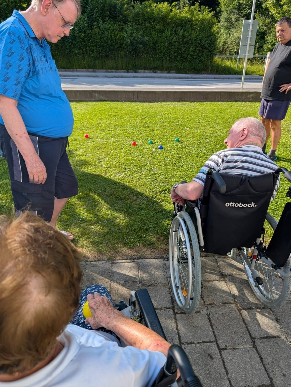 fanden sich zu einer Partie Boccia zusammen.