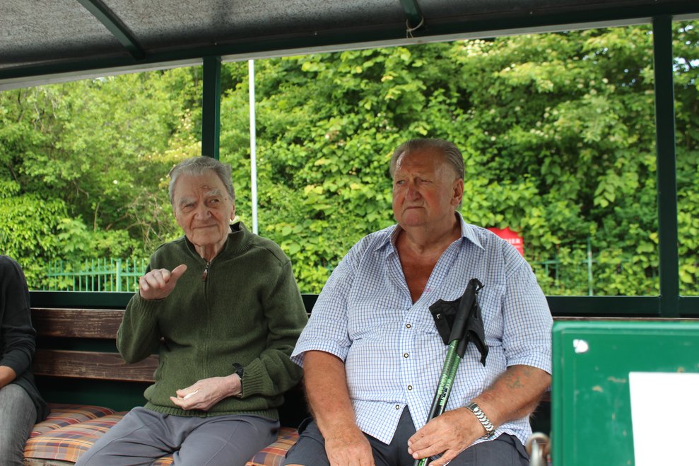 Bereits bei der Fahrt zum ersten Ausflugsziel...