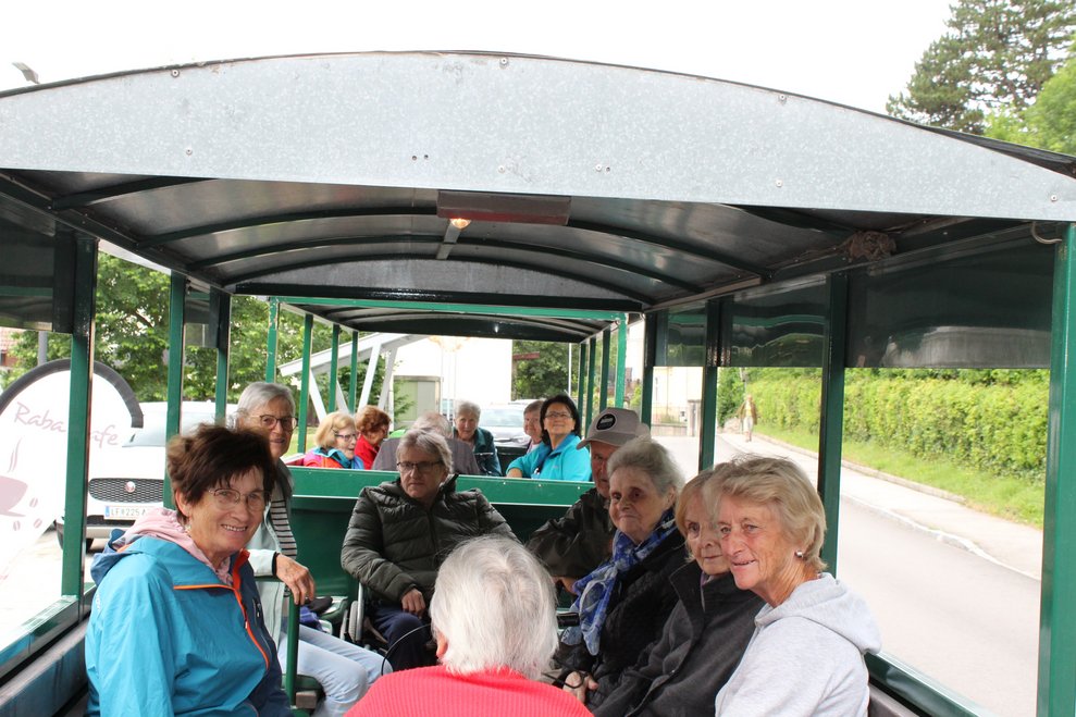 Bewohnerinnen und ehrenamtliche Mitarbeiterin im Bummelzug