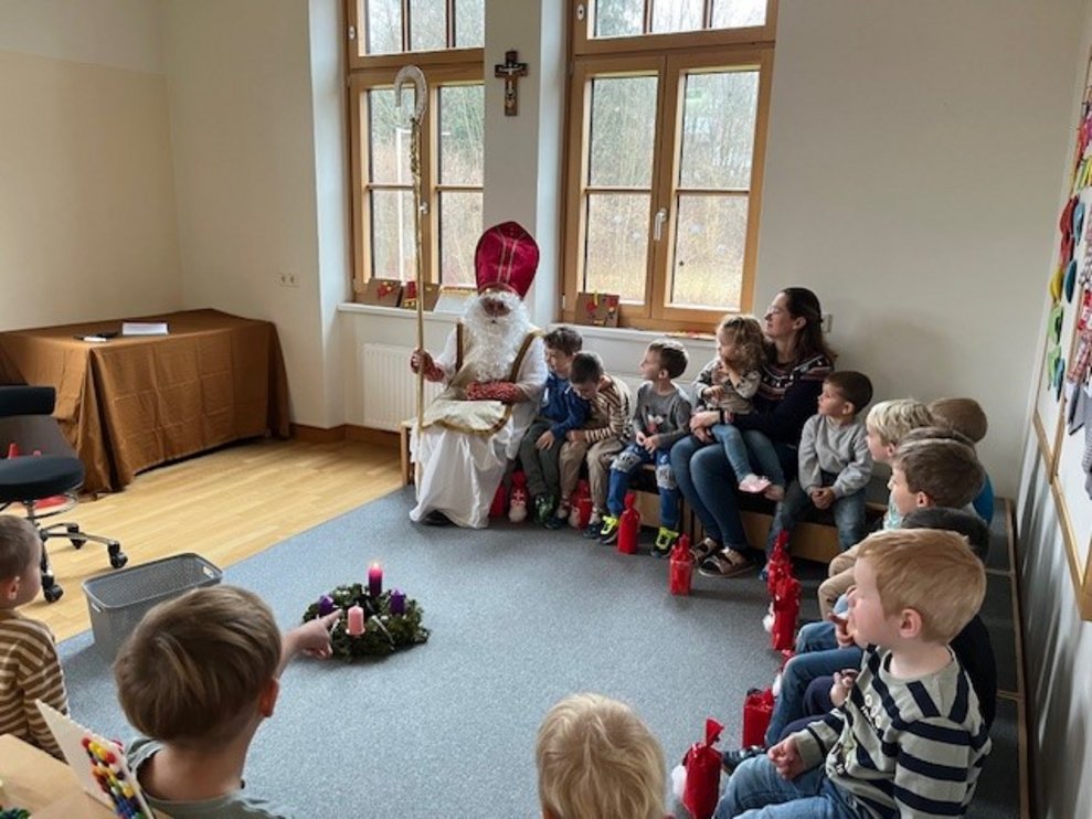 dafür sangen ihm die Kinder dann auch einige schöne Weihnachts- und Nikololieder.