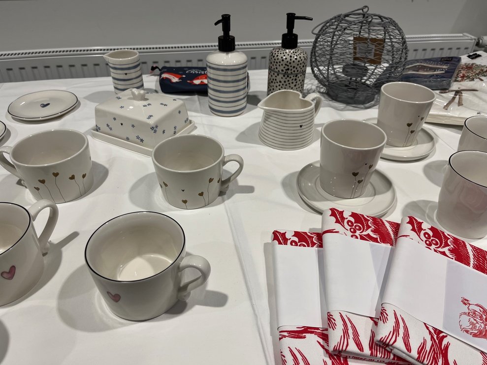 Weihnachtliche Tassen die zum Verkauf angeboten wurden