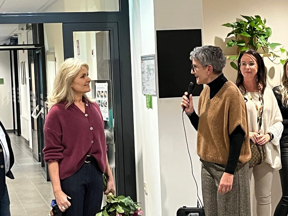 Direktorin Ulrike Scheuher begrüßt Catherine Fischer und eröffnet die Modenschau