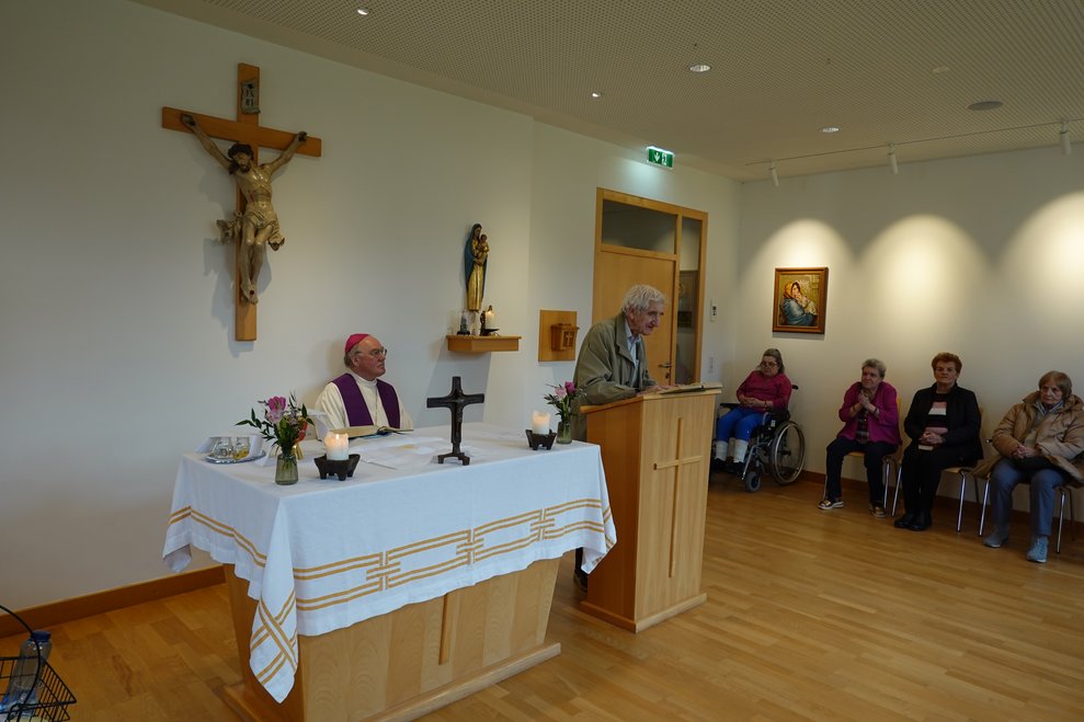 Ein Bewohner ließt aus der Bibel.