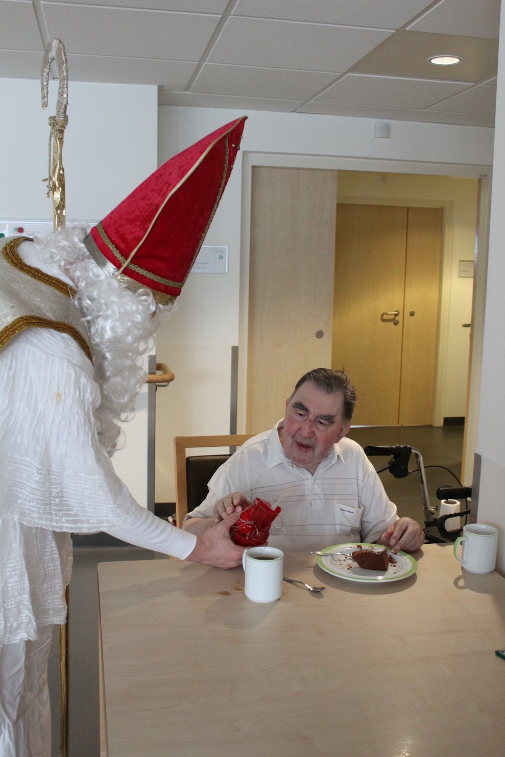 verteilte der Nikolo kleine Geschenke...