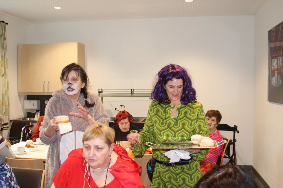 natürlich auch unseren Mitarbeiterinnen und Mitarbeitern vom Café, der Pflege und der Verwaltung gefüllt.