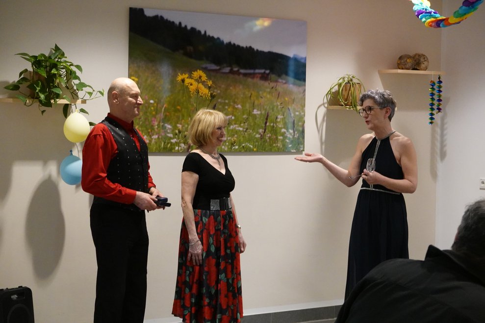 Direktorin und Tanzpaar bei der Eröffnung