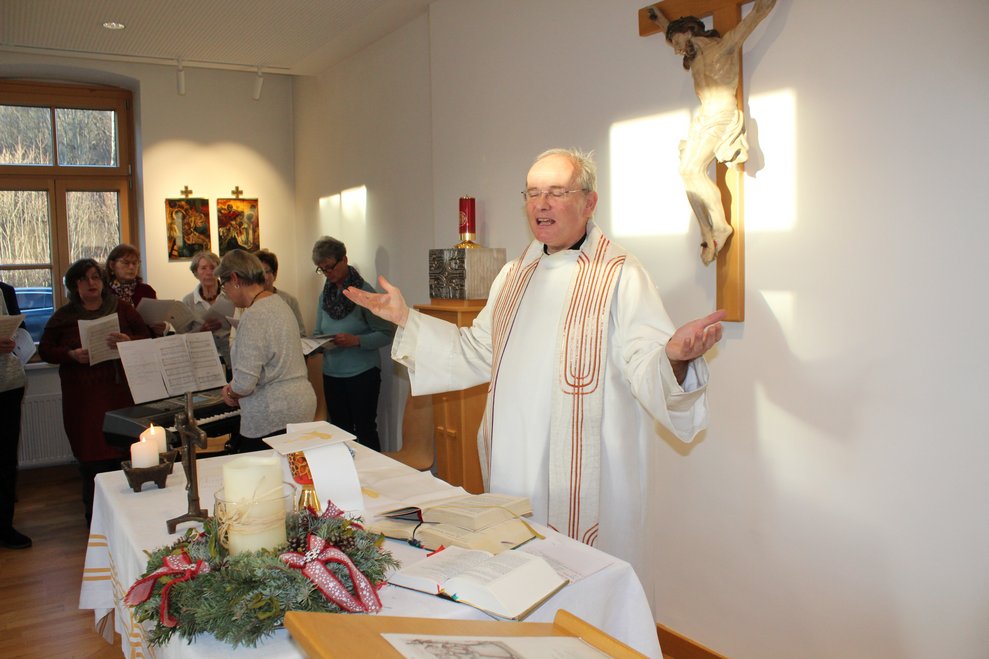 Dechant Andreas Pirngruber leitete die Messe...