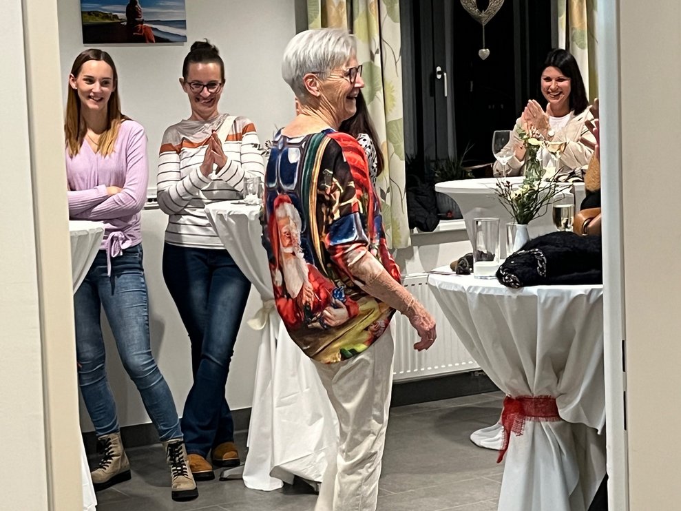 Model präsentiert sich den Gästen