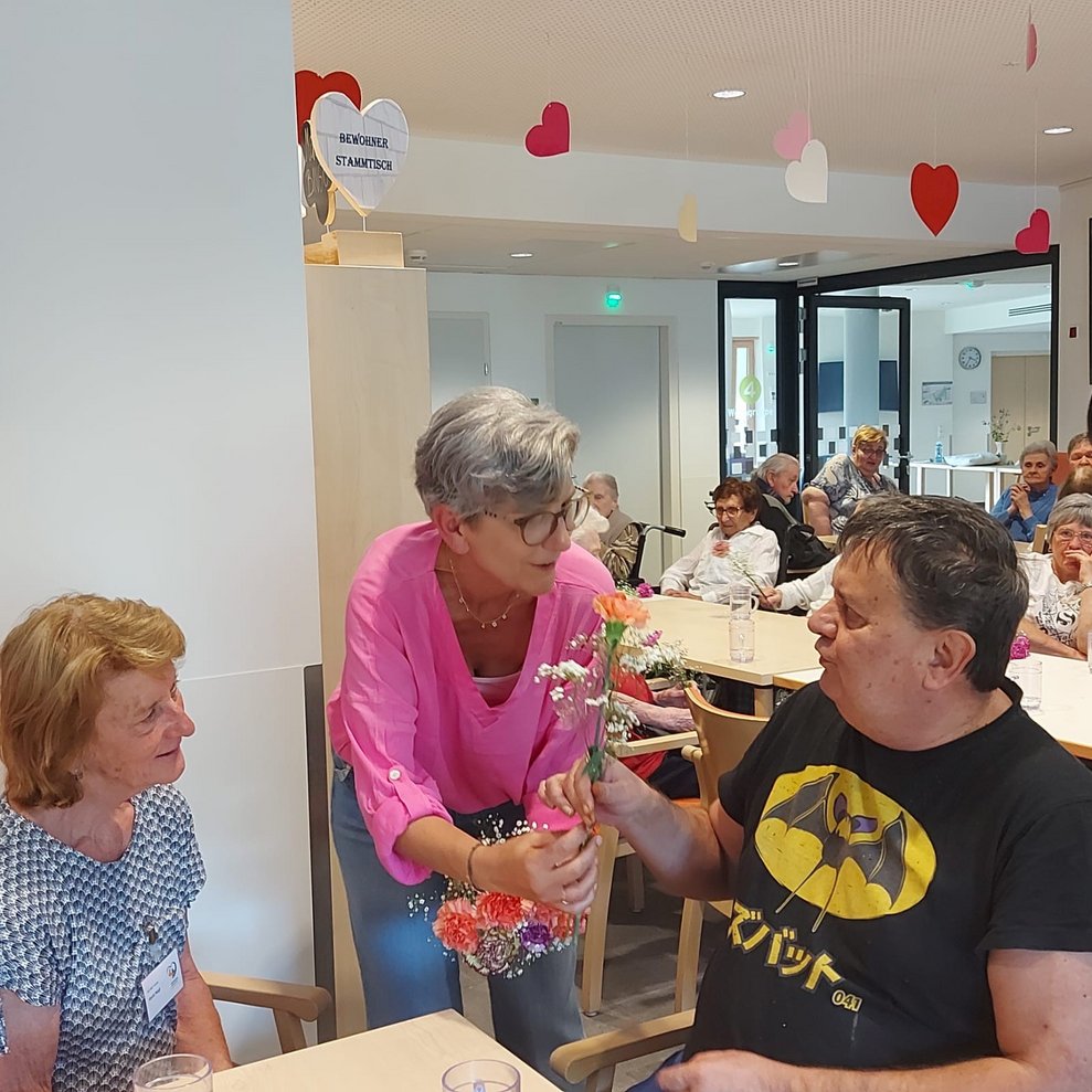 in Form eines Blumengrußes, nicht fehlen.