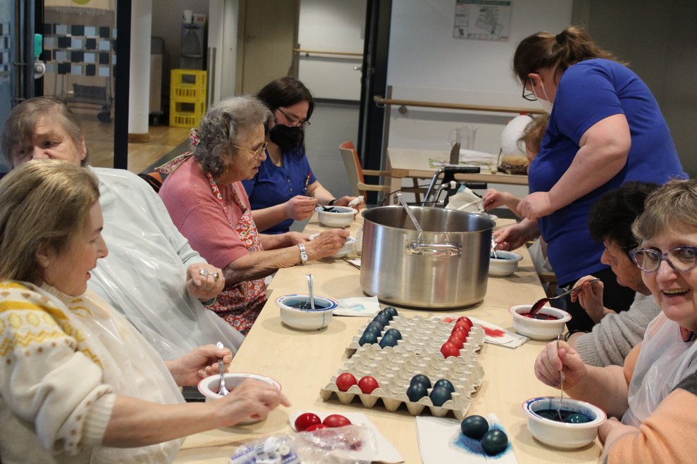 und färbten Ei um Ei.