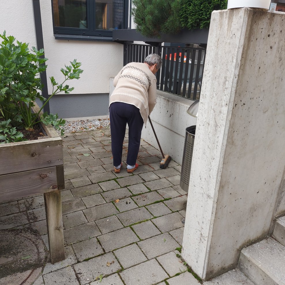 BewohnerInnen mit Blumen