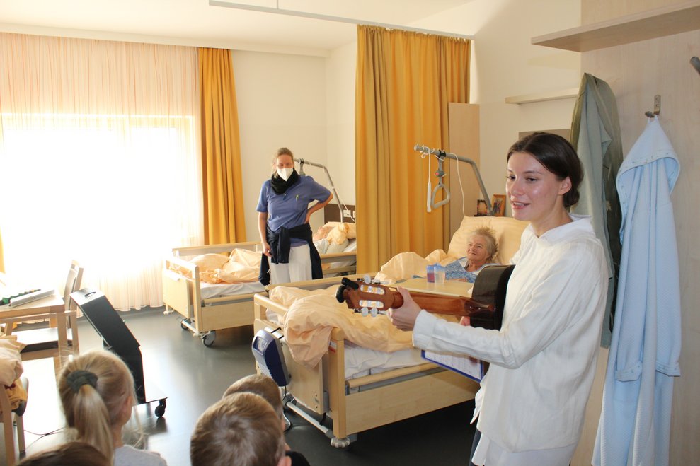 Die Kinder besuchten auch jene BewohnerInnen die nicht mehr aktiv daran teilnehmen konnten.