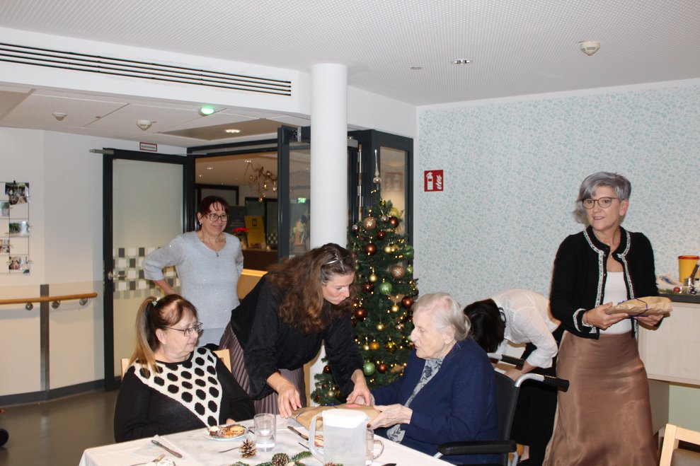 Bewohnerinnen und Bewohner werden beschenkt.