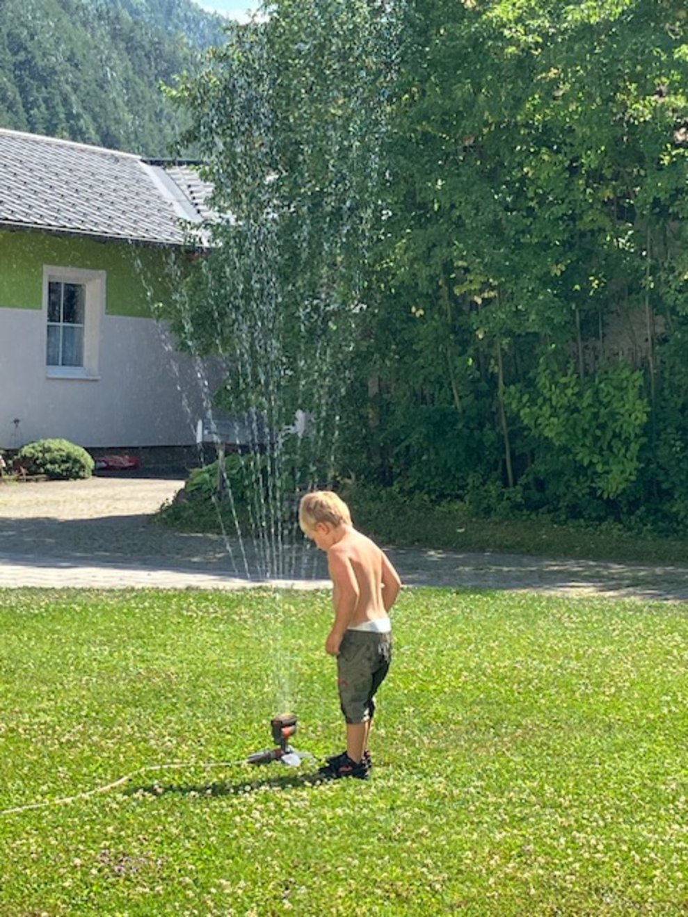 Auch die Kinder durften sich nach diesen lustigen Aktivitäten abkühlen...