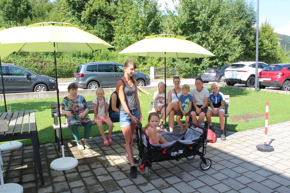 teilten sich BewohnerInnen und Kinder auf verschiedene Bereiche vor dem PBZ auf. 