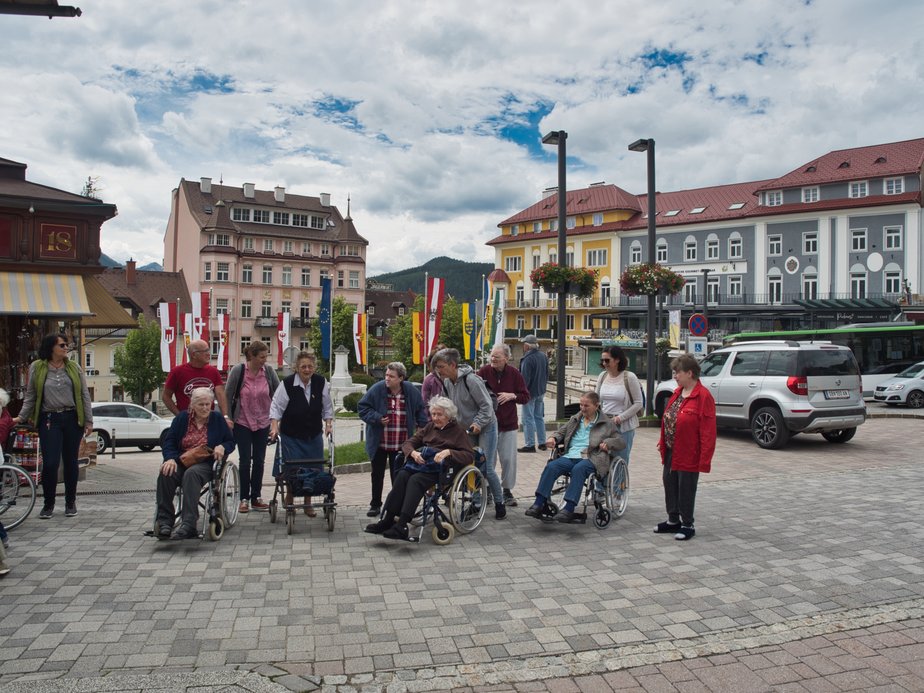 Personen stehen nebeneinander.