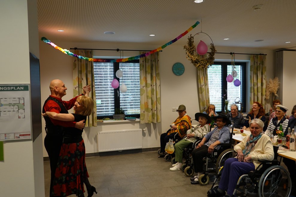 Das Tanzpaar zeigt eindrucksvoll ihr Können.