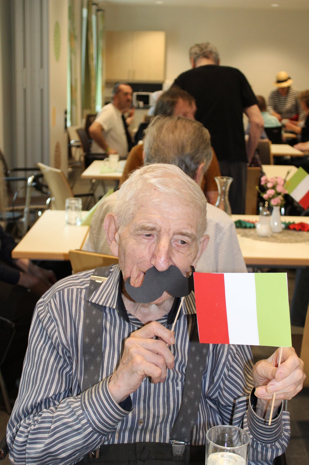 gebührend verabschiedet.