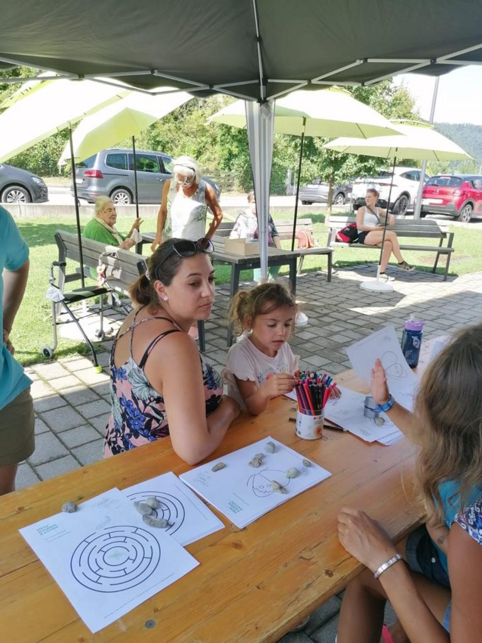 Bei der Bastelstation, im Schatten, erholten sich die Kinder....