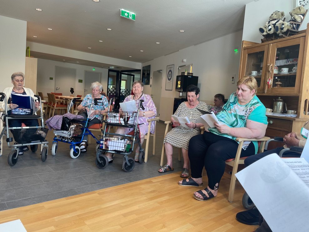 genossen es nette Anekdoten aus der Pflege zu hören.