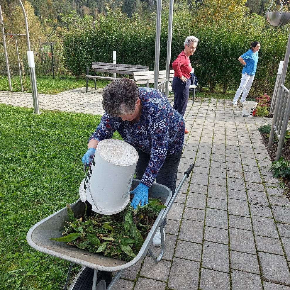 BewohnerInnen mit Blumen