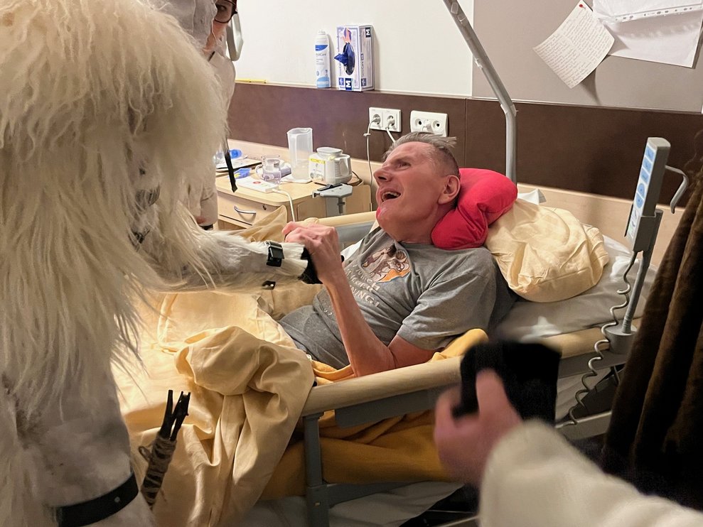 Percht wird von einem unserer bettlägerigen Bewohner festgehalten zum Verabschieden