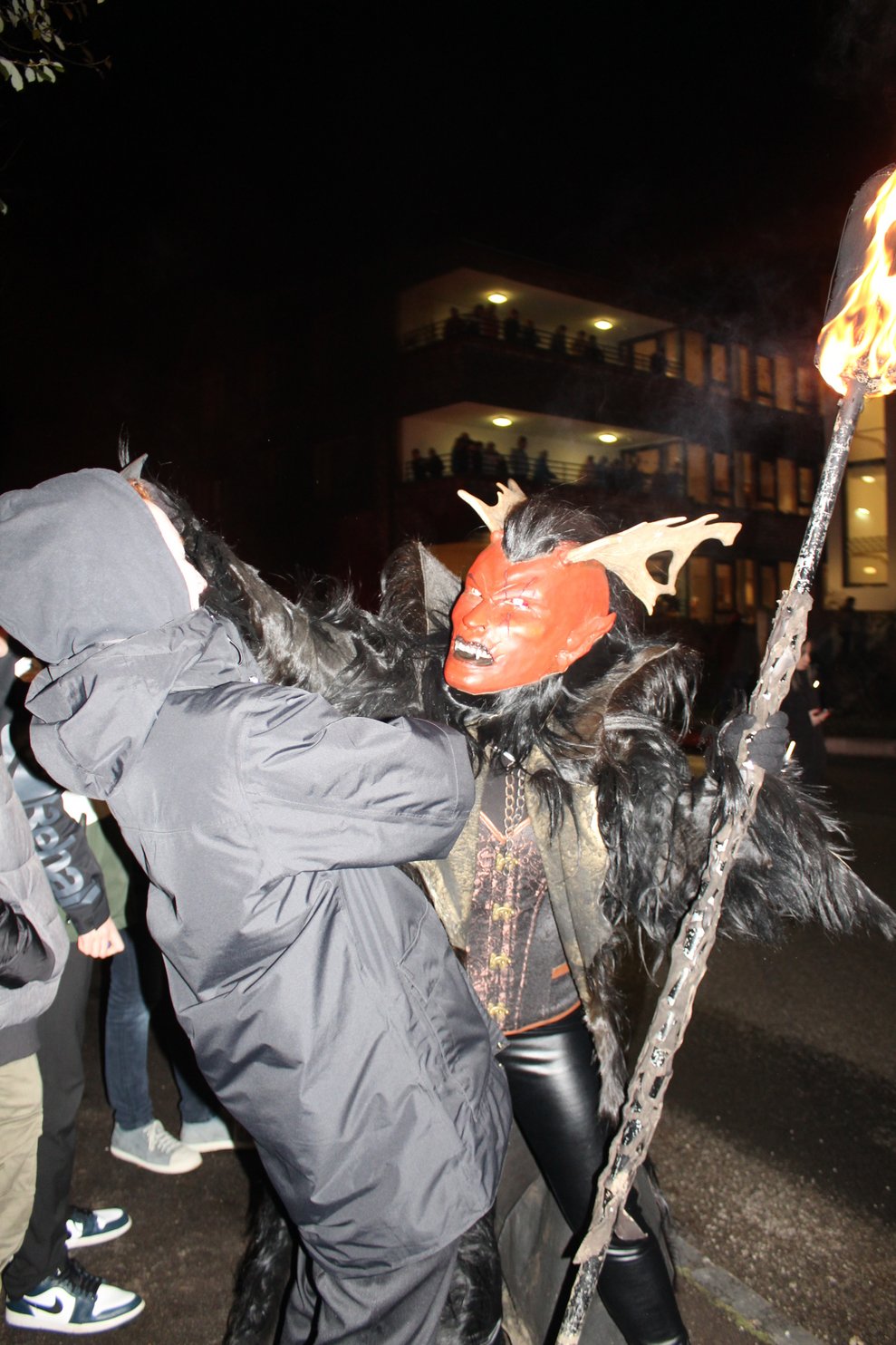 und machten sich sofort über die Gäste her.