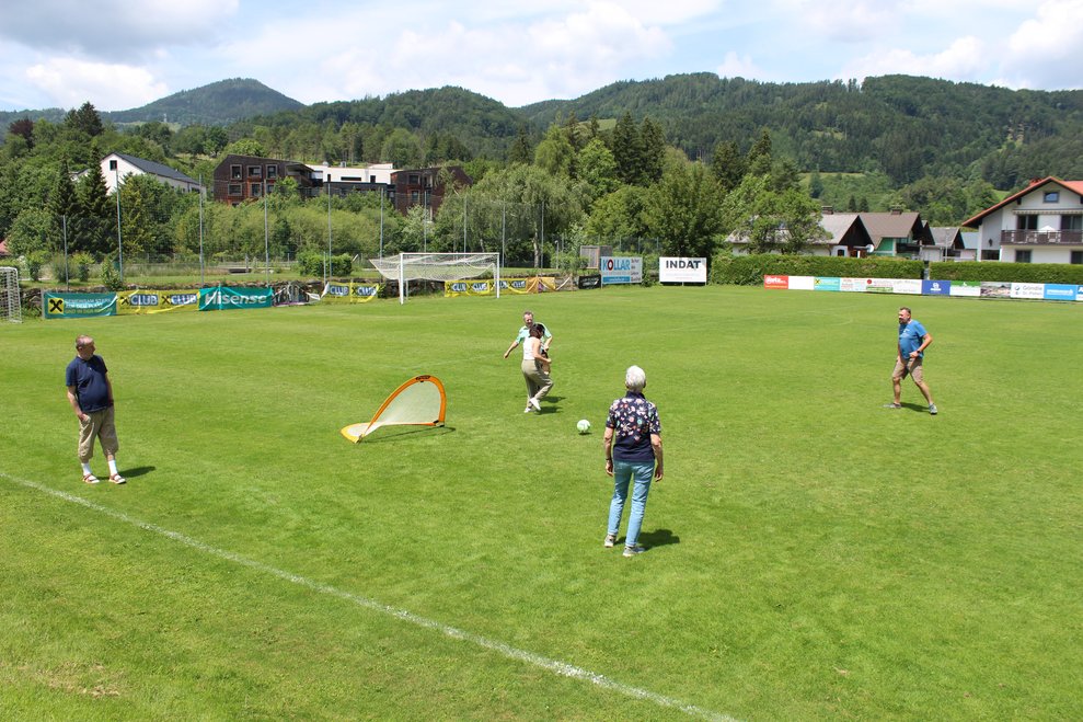 Bewohnerinnen und Bewohner spielen Fußball