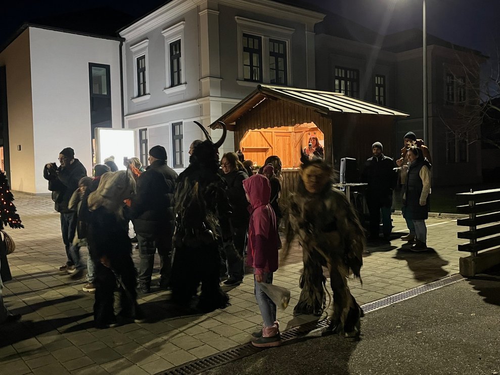 Perchten erschrecken Kinder