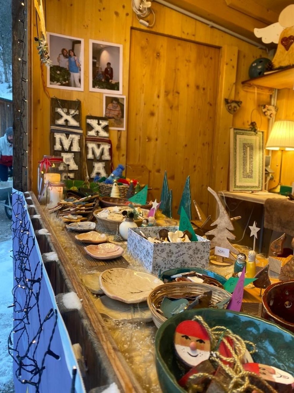 Mit vielen selbstgebastelten und gestalteten Werken,...